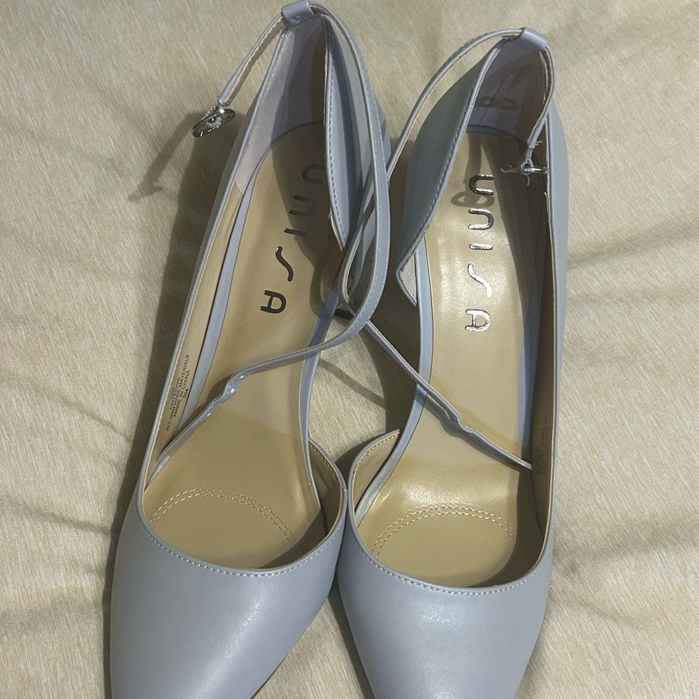 NIB Unisa Light Gray Heels with Pointed Toe and Ankle Straps